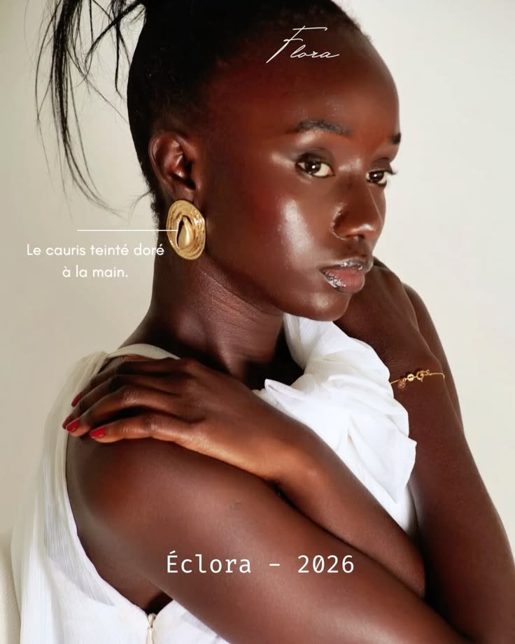 Mulher com brinco dourado em búzio