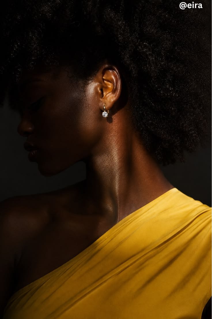 Mulher com brinco de diamante, vestido amarelo