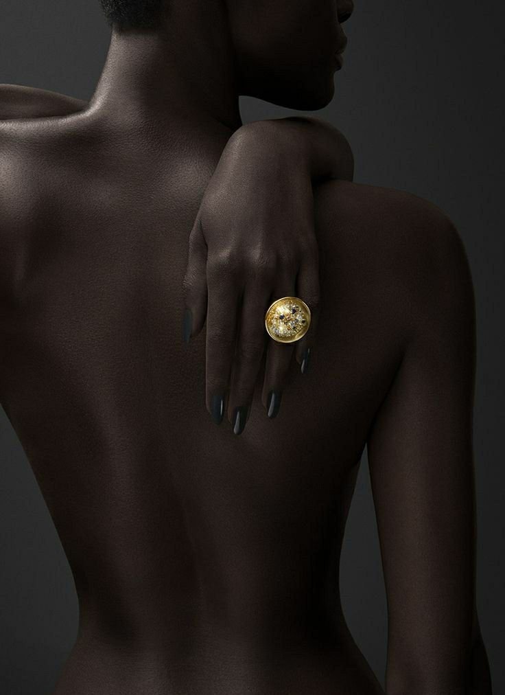 Mulher de costas com anel dourado grande