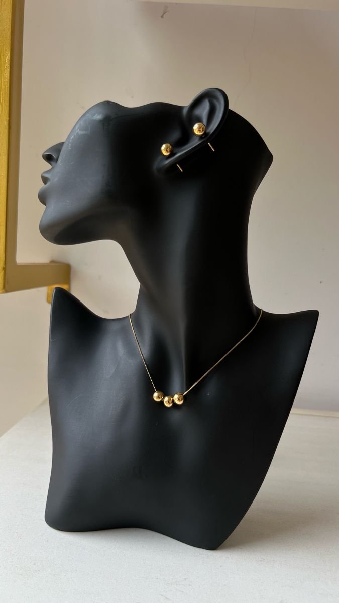 Conjunto de bolas douradas: brincos e colar