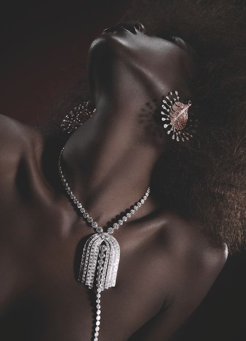 Mulher com colar de diamantes e brincos em leque